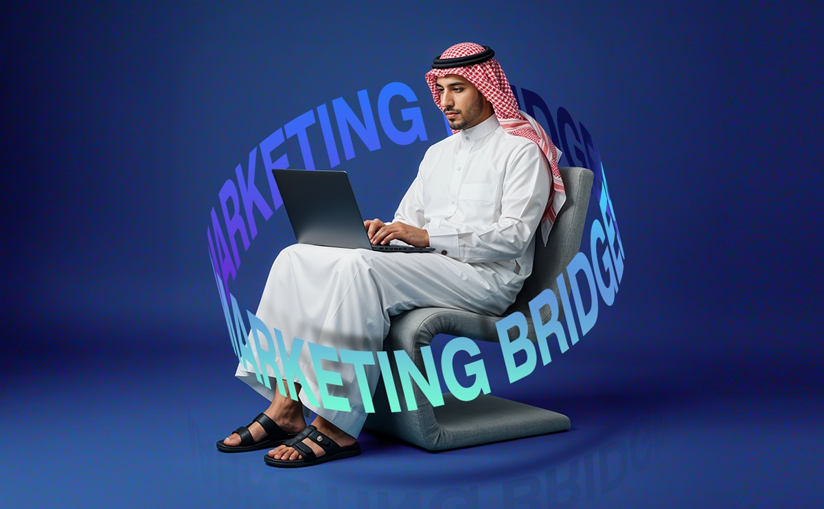 رجل أعمال سعودي يعمل على اللابتوب – خدمات التسويق الرقمي وتصميم الهوية من Marketing Bridges